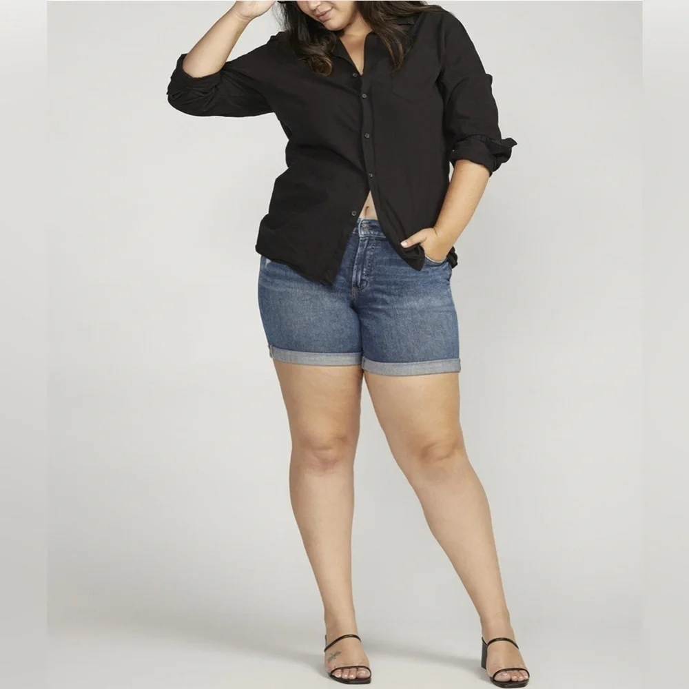 NWT Women's Plus Size Silver Boyfriend Mid Rise Short plus size 18